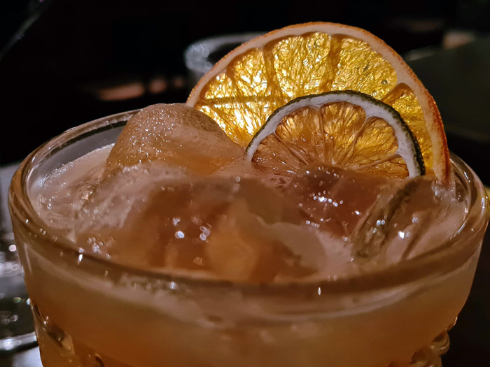 Lasi, jossa on aperitiivijuoma